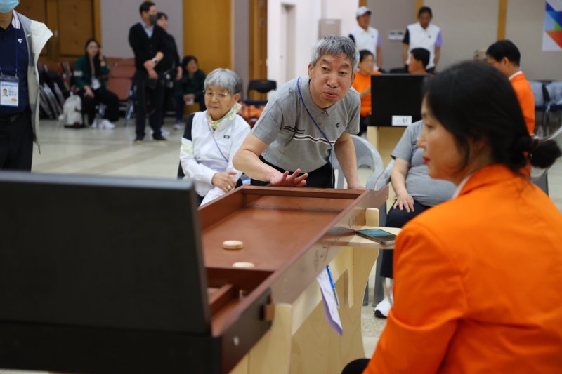 24일 충북 충주시 호암체육관에서 열린 19회 충북장애인도민체육대회 슐런 종목에서 한 참가자가 신중한 표정으로 '퍽'을 던지고 있다.(충주시 제공. 재판매 및 DB금지)/뉴스1