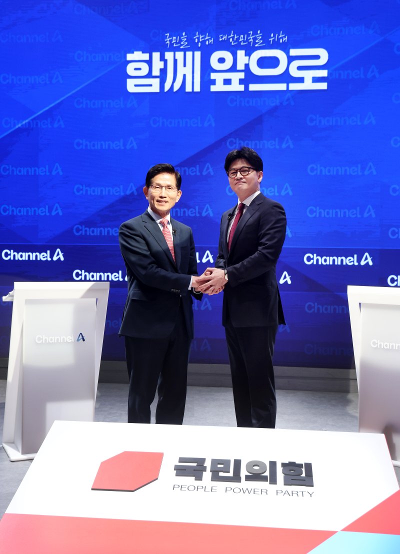 [서울=뉴시스] 국회사진기자단 = 제21대 대통령 선거 국민의힘 2차 경선 진출자인 김문수(왼쪽), 한동훈 후보가 24일 서울 종로구 동아미디어센터 채널A 오픈스튜디오에서 열린 2차 경선토론회 1:1 맞수 토론에 앞서 악수하고 있다. 2025.04.24. photo@newsis.com