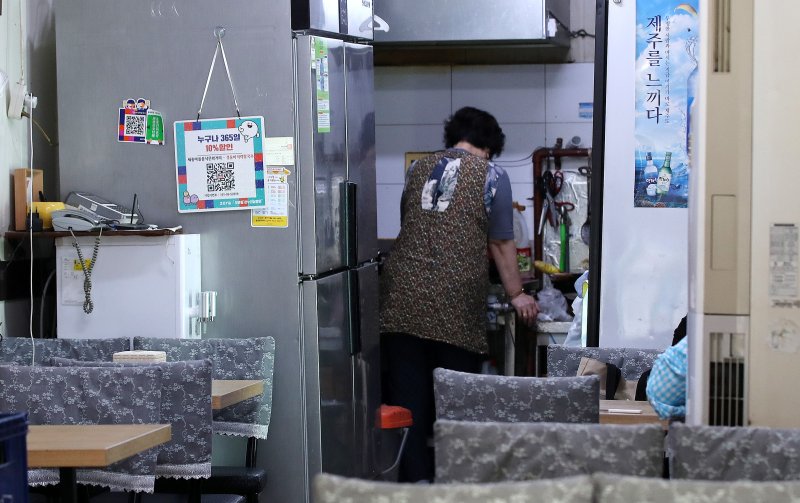 서울의 한 식당에서 소상공인이 장사를 준비하고 있다. 2022.6.9/뉴스1 ⓒ News1 박지혜 기자