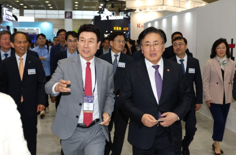 [포항=뉴시스] 포항시는 24~26일 사흘간 서울 코엑스에서 열리는 '2025 월드IT쇼(WIS 2025)'에 참가해 포항관을 운영하고, 미래 청정에너지 포럼을 개최하며 미래 에너지 산업의 중심지로서 포항의 비전을 널리 알렸다. 사진은 포항시 홍보관에서 이강덕( 앞줄 왼쪽) 포항시장이 유상임 과학기술정보통신부 장관에게 '미래 청정에너지 산업 최적지 포항'과 시 주요 사업 현황 등을 보고 하는 모습. (사진=포항시 제공) 2025.04.24. photo@newsis.com