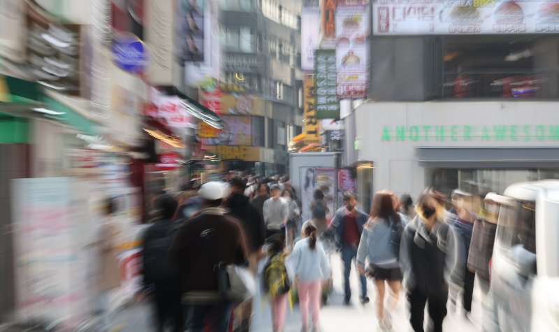 이달 11일 서울 중구 명동거리를 찾은 관광객들이 상점 앞을 지나고 있다. (자료사진) /뉴스1 ⓒ News1 장수영 기자