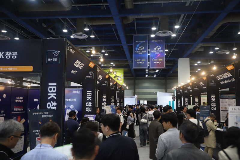 24일 서울 강남구 코엑스에서 열린 2025 월드IT쇼(WIS)에서 관람객들이 IBK창공관을 둘러보고 있는 모습. IBK기업은행 제공