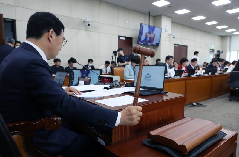 [서울=뉴시스] 고승민 기자 = 24일 서울 여의도 국회에서 열린 제424회 국회(임시회) 행정안전위원회 제1차 전체회의에서 신정훈 위원장이 의사봉을 두드리고 있다. 2025.04.24. kkssmm99@newsis.com