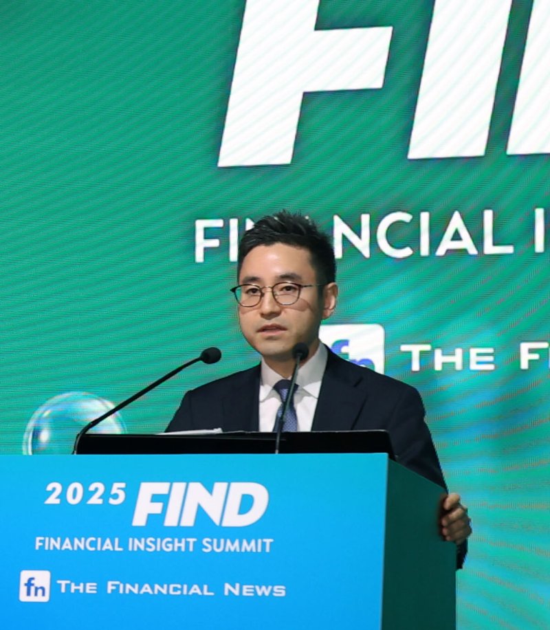 파이낸셜뉴스가 24일 서울 여의도 페어몬트 앰배서더에서 개최한 2025 FIND 둘째 날 행사인 '제23회 서울국제 A&D컨퍼런스'에서 켄 토조 블랙록 아태지역 ETF 상품 총괄이 기조강연을 하고 있다. 사진=서동일 기자