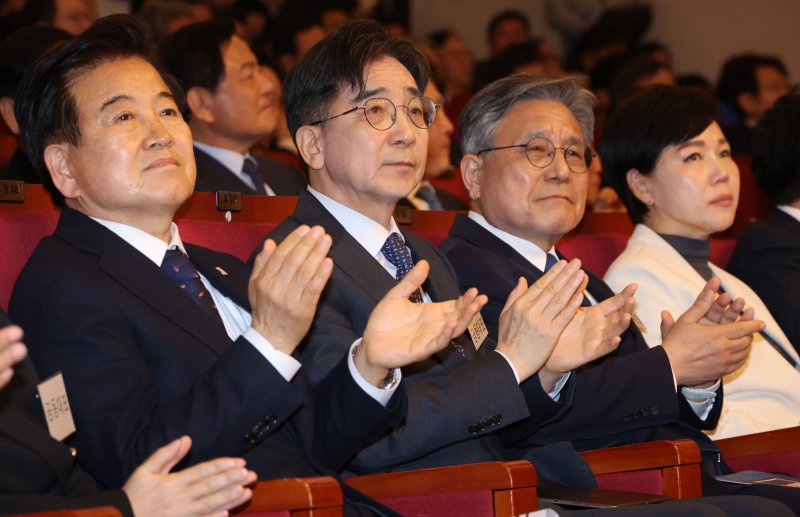 [서울=뉴시스] 조성봉 기자 = 유종일 성장과통합 상임공동대표를 비롯한 참석자들이 지난 16일 오전 서울 여의도 국회 도서관 대강당에서 열린 성장과통합 출범식에서 박수를 치고 있다. 왼쪽부터 정동영 더불어민주당 의원, 유 상임공동대표, 허민 상임공동대표, 전현희 의원. 2025.04.16. suncho21@newsis.com