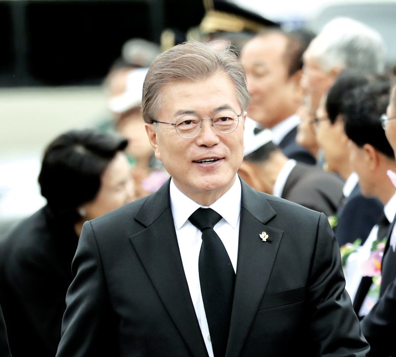 "특혜 채용된 사위가 받은 급여 2억은 뇌물"… 검찰, 文 기소