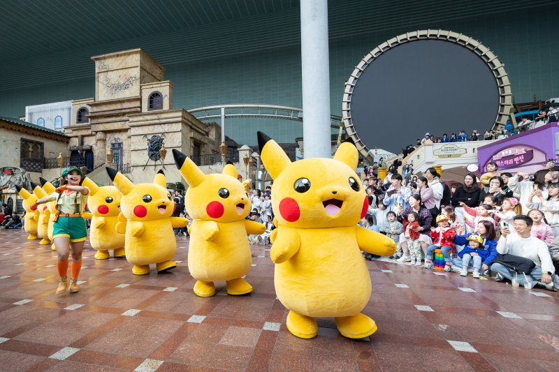 롯데호텔 월드는 5월 한 달간 호텔 전용 롯데월드 티켓을 소지한 투숙객을 대상으로 롯데월드 어드벤처 개장 15분 전 조기 입장할 수 있는 '원더타임' 특전을 제공한다. 롯데월드 어드벤처 방문객들이 오는 5월 25일까지 열리는 '피카츄 퍼레이드'를 관람하고 있다.