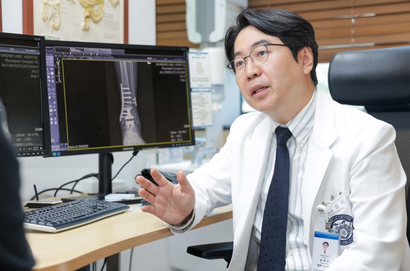 정비오 경희대병원 정형외과 교수가 24일 서울 동대문구 경희대병원에서 바카라사이트 비타임 바카라사이트 비타임의 예방법에 대해 설명하고 있다. 경희대병원 제공
