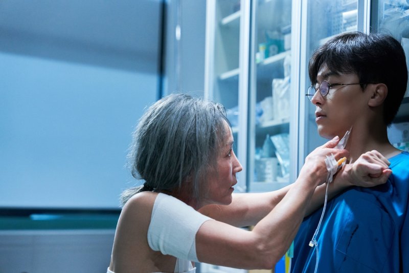 영화 '파과' 이혜영·김성철의 대체불가 캐스팅, 늙음과 젊음의 충돌을 보는 묘미[이 영화]