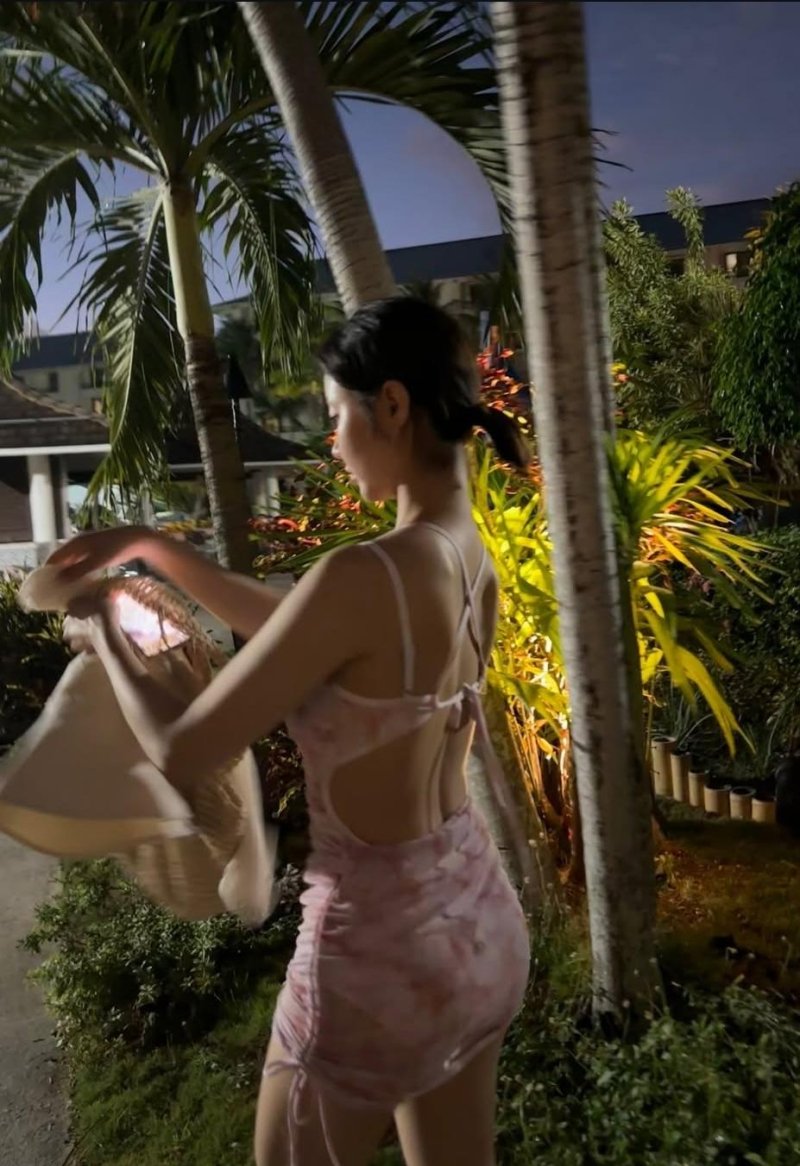 '쌍둥이맘' 한그루, 늘씬한 수영복 자태…관능미 폭발