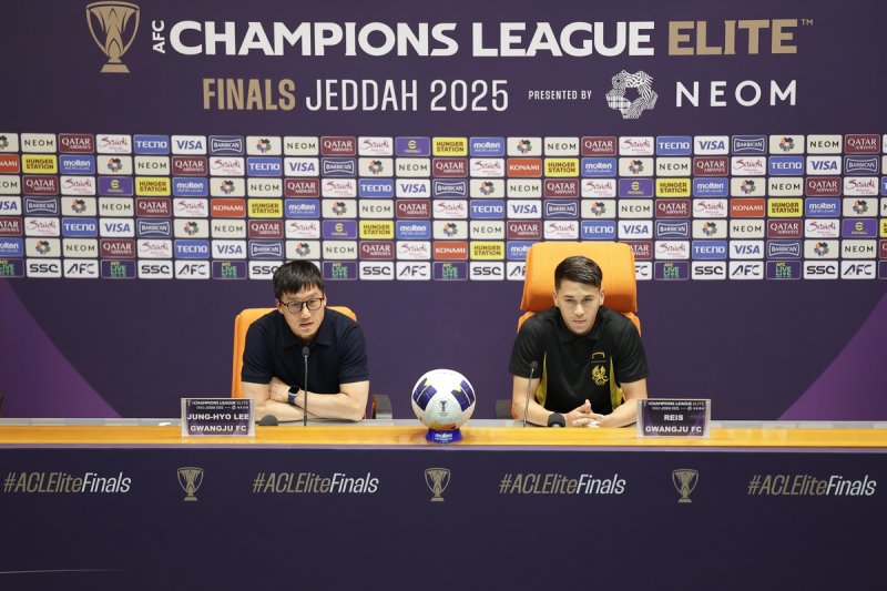 기자회견에 나선 광주FC 이정효 감독과 헤이스 (출처=연합뉴스)