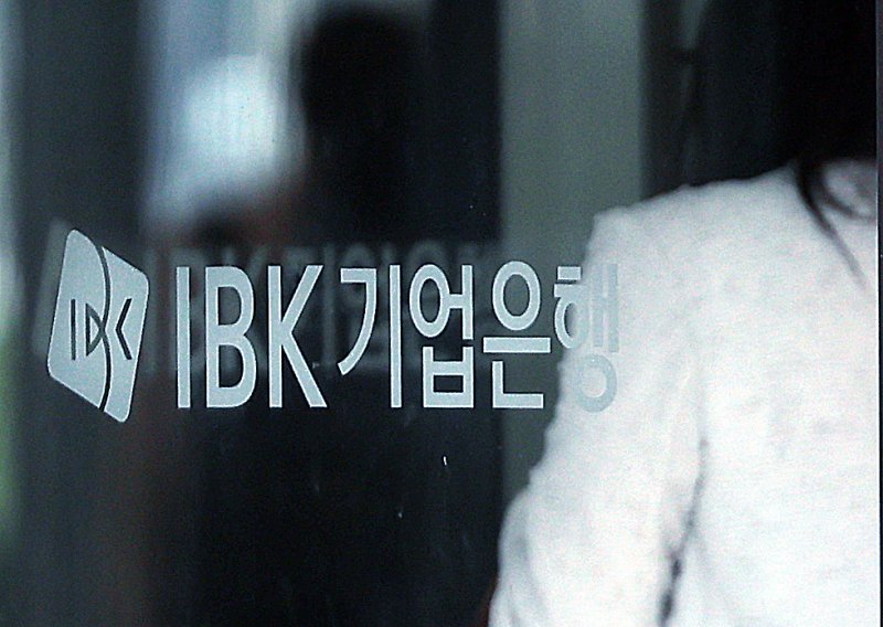 IBK기업은행에서 총 882억 원 규모의 부당대출이 확인된 25일 서울 중구 을지로 IBK기업은행 본점으로 시민이 들어가고 있다. 금융감독원은 대규모 금융사고가 발생한 IBK기업은행에 대한 검사를 진행한 결과 당초 알려진 240억 원에서 785억 원으로 불어났으며, 27억 원 규모와 70억 원 규모의 또 다른 부당대출도 드러났다고 밝혔다. 앞서 기업은행은 지난 1월 자체 정기감사를 통해 239억5000만 원 규모의 배임사고를 적발한 뒤 금감원에 보고했다. 2025.3.25/뉴스1 ⓒ News1 박정호 기자