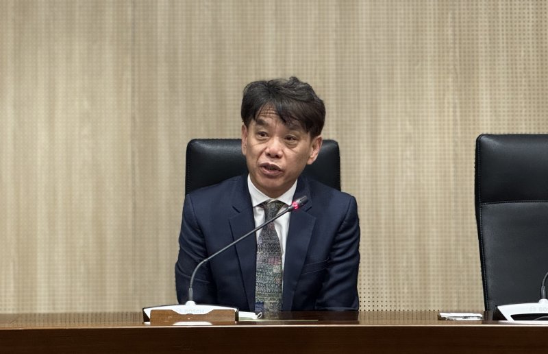 24일 경기 수원시 수원컨벤션센터에서 대한화학회 춘계학술대회가 진행됐다. 학술대회에서 학술상을 받은 이철범 서울대 화학부 교수가 인터뷰에 응하는 모습.(대한화학회 제공)/온라인 바카라사이트 추천1