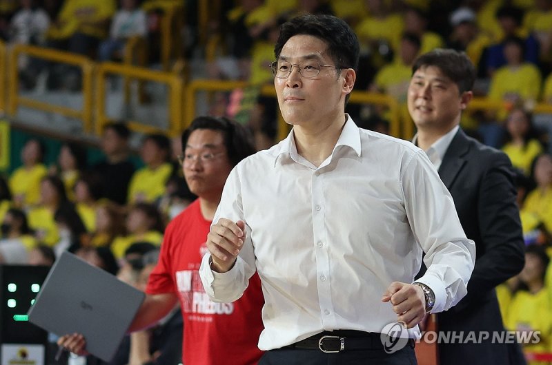 조동현 감독 재역전에 밝은 표정 (출처=연합뉴스)
