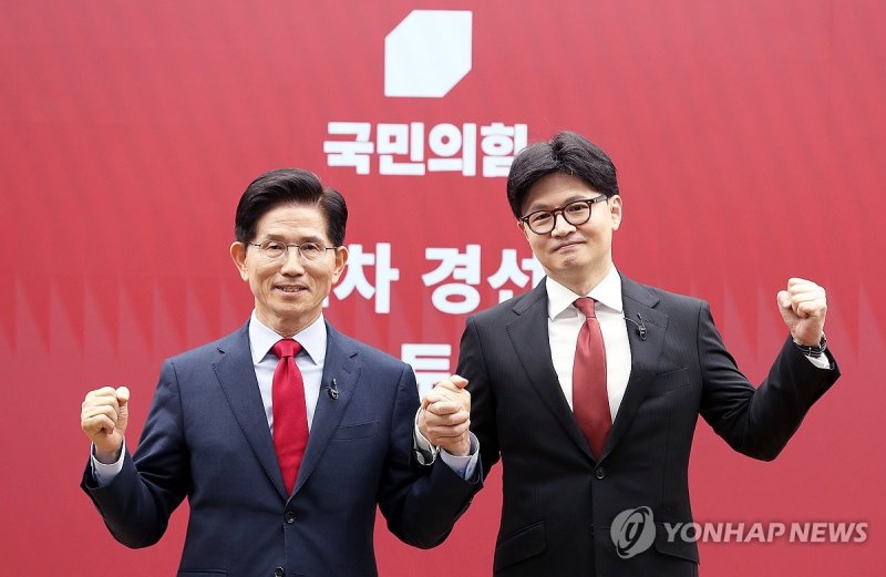 기념 촬영하는 김문수-한동훈 후보 (출처=연합뉴스)