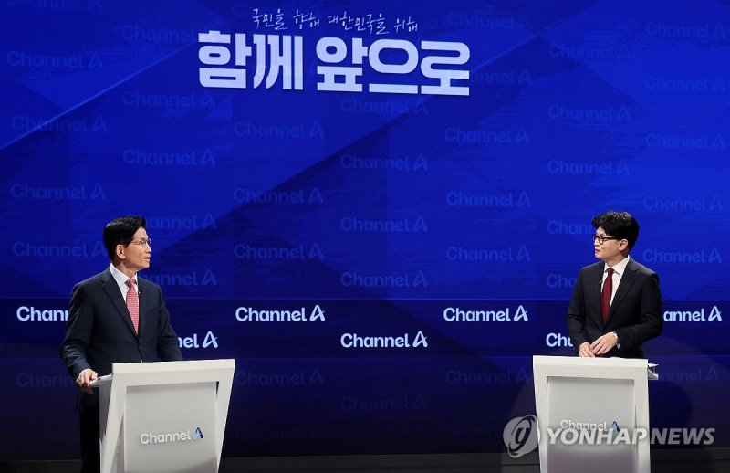 2차 경선 토론 전 대화하는 김문수-한동훈 후보 (출처=연합뉴스)
