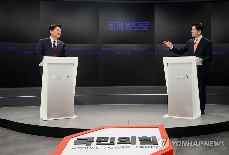 토론 전 리허설 하는 안철수-김문수 후보 (출처=연합뉴스)