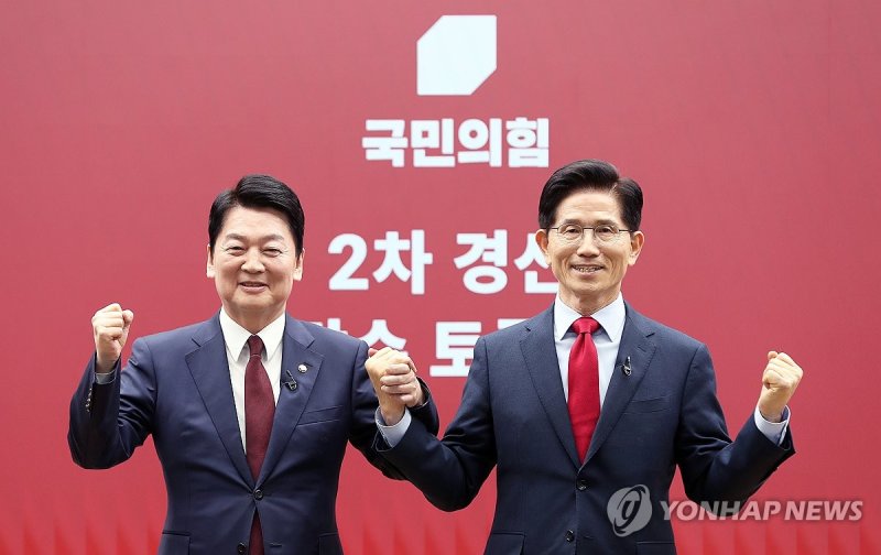 기념 촬영하는 안철수-김문수 경선 후보 (출처=연합뉴스)