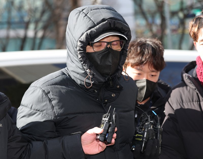 2018년 지방선거 당시 공천을 받게 해주겠다며 거액을 수수한 혐의를 받는 무속인 '건진법사' 전성배 씨가 9일 서울 양천구 남부지방법원에서 열린 구속 전 피의자심문(영장실질심사)에 출석하고 있다. 2025.1.9/뉴스1 ⓒ News1 송원영 기자