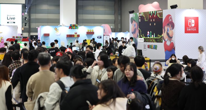 [서울=뉴시스] 김금보 기자 = 10일 오후 서울 강남구 코엑스에서 열린 '닌텐도 라이브 2023 서울' 게임 박람회가 관람객으로 붐비고 있다. 2023.12.10. kgb@newsis.com