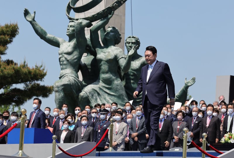 윤석열 전 대통령이 10일 서울 여의도 국회 앞마당에서 열린 취임식에서 취임사를 위해 단상으로 향하고 있다. (대통령실사진기자단) 2022.5.10/뉴스1 ⓒ News1 안은나 기자