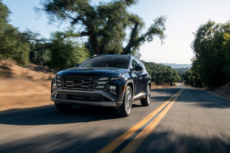 현대자동차는 미국 시사주간지 ‘US 뉴스 앤드 월드 리포트’가 지난 16일(현지시간) 발표한 ‘2025 최고의 하이브리드 및 전기차 어워즈’에서 아이오닉 5·아이오닉 6·투싼 하이브리드 등 3개 차종이 수상의 영예를 안았다고 18일 밝혔다. 사진은 투싼 하이브리드. (현대차 제공. 재판매 및 DB 금지) 2025.4.18/뉴스1