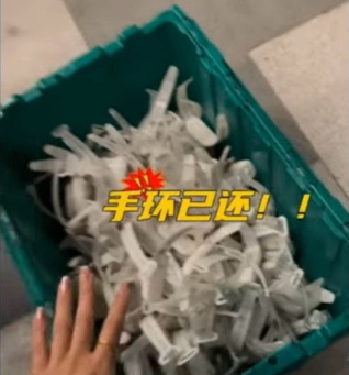 “콜드플레이 팔찌 한국 가서 절대 반환하지 마”… 中 인플루언서의 이상한 선동