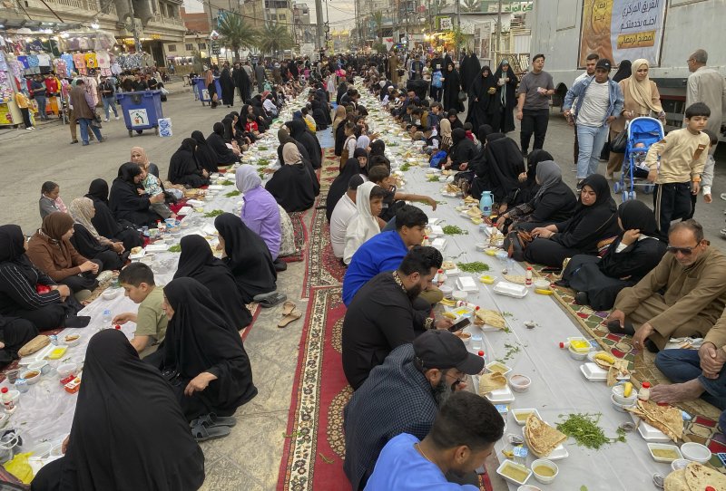 [바그다드=AP/뉴시스] 이라크에서 또 유행성출혈열이 발생, 올해 초부터 4명이 사망했다고 보건부가 발표했다. 사진은 3월 26일 이라크 바그다드에서 시아파 신자들이 라마단 금식을 마친 후 이프타르를 먹고 있는 광경. 2025.04. 25.
