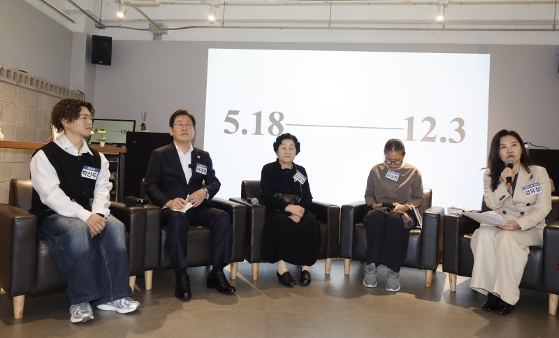 이재명 더불어민주당 대선 경선 후보가 24일 광주 전일빌딩245에서 김길자 문재학열사 모친, 김송희 5.18유가족, 박선우 대학생, 강유정 윤파면 촉구성명 문화인 등 참석자들과 민주주의 간담회를 하고 있다. 2025.4.24/뉴스1 ⓒ News1 김태성 기자