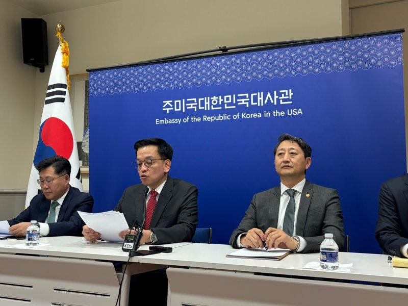 [워싱턴=뉴시스]이윤희 특파원 = 최상목 경제부총리 겸 기획재정부 장관과 안덕근 산업통상자원부 장관 등이 24일(현지 시간) 미국 워싱턴DC 주미대사관에서 한미 2+2 통상회담 결과를 브리핑하고 있다. 2025.04.25.