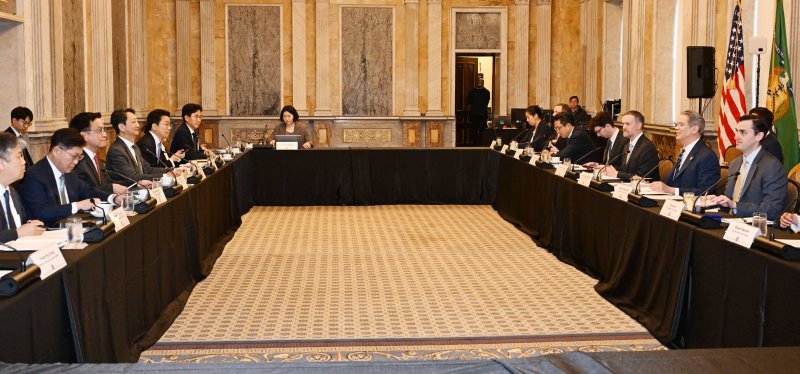 [서울=뉴시스] 김금보 기자 = 최상목 경제부총리 겸 기획재정부 장관과 안덕근 산업통상자원부 장관이 24일(현지시간) 미국 워성턴D.C. 재무부에서 열린 '한-미 2+2 통상협의(Trade Consultation)'에서 스콧 베센트 미국재무장관, 제이미슨 그리어 미국무역대표부(USTR) 대표와 회의를 하고 있다. (사진=기재부 제공) 2025.04.24. photo@newsis.com *재판매 및 DB 금지