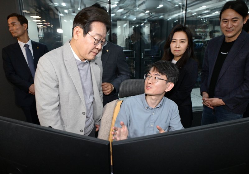 이재명 더불어민주당 대선 예비후보가 14일 서울 강남구 퓨리오사AI에서 한 직원의 설명을 듣고 있다. 2025.4.14/뉴스1 ⓒ News1 국회사진취재단