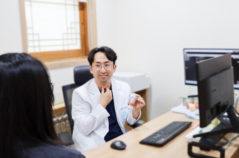 [서울=뉴시스] 24일 의료계에 따르면 갑상선은 우리 목의 쇄골 바로 위에 위치한 내분비선 중 하나다. 흔히 ‘물혹’이라고 말하는 낭종은 갑상선에 자주 발생토토 바카라 사이트. (사진=세란병원 제공) 2025.04.24. photo@newsis.com *재판매 및 DB 금지