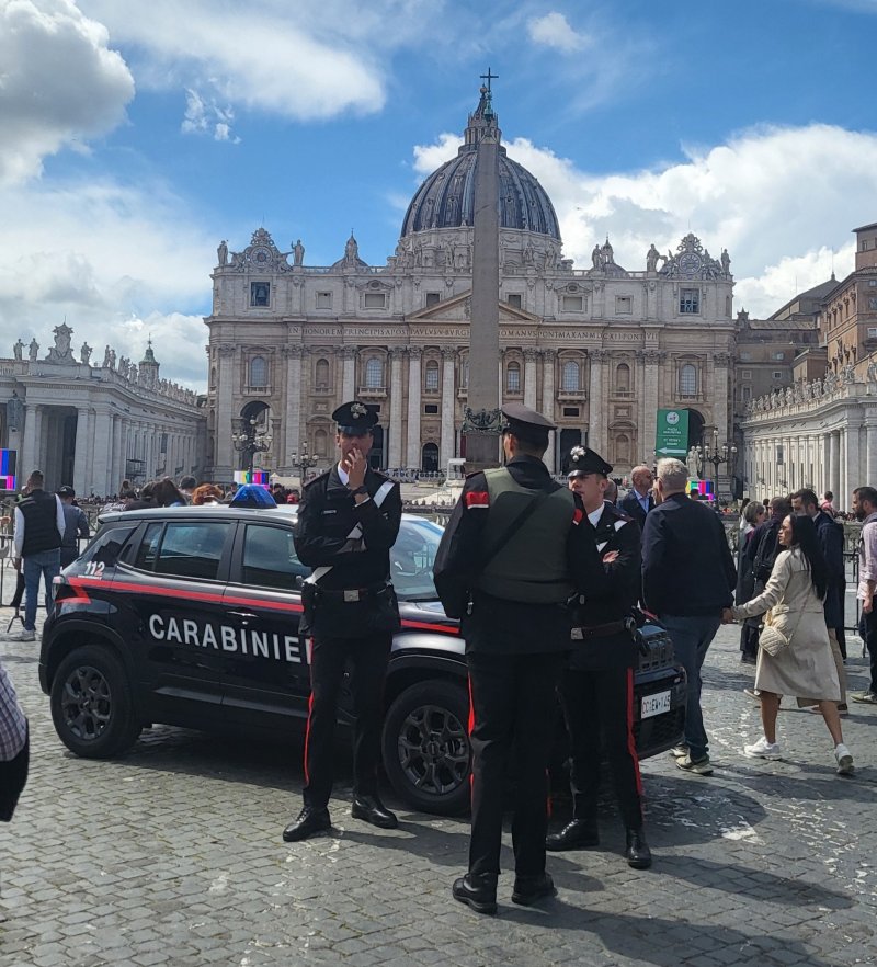 성베드로 광장에서 경계 근무중인 이탈리아 '총기병대'(Carabinieri) 군인들 ⓒ News1 김지완 기자