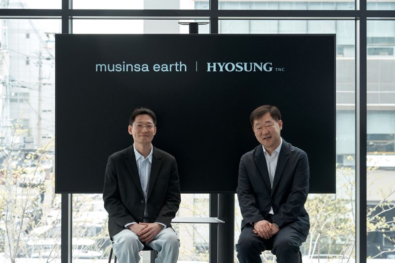 임장규 효성티앤씨 상무(오른쪽)와 이승진 무신사 S&C 본부장이 최근 무신사 성수 N1에서 친환경 패션 제품 관련 협력을 위한 업무 제휴 협약을 맺은 후 기념 사진 촬영을 하고 있다. 효성제공
