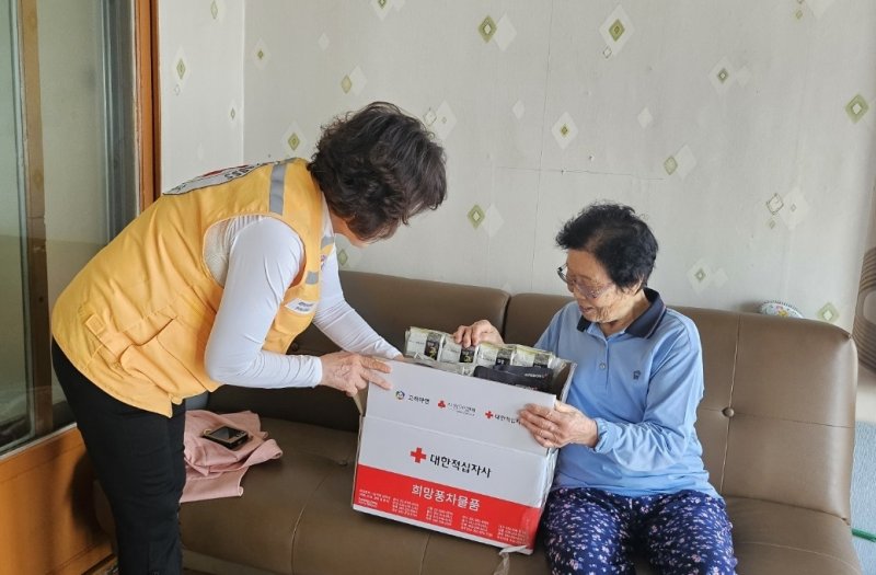 [서울=뉴시스] 대한온라인 바카라사이트사 봉사원이 희망풍차 결연세대와 취약계층에 지원 물품을 전달하는 모습. (사진=대한온라인 바카라사이트사) 2025.04.25 photo@newsis.com *재판매 및 DB 금지 *재판매 및 DB 금지