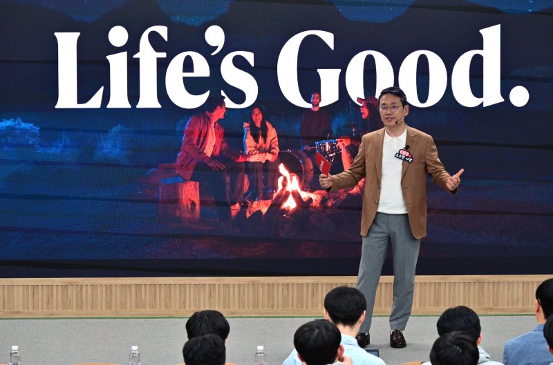 조주완 LG전자 CEO가 지난 24일 서울 관악구 서울대학교 제1공학관에서 전기·정보공학부 재학생을 대상으로 특강을 하고 있다. LG전자 제공