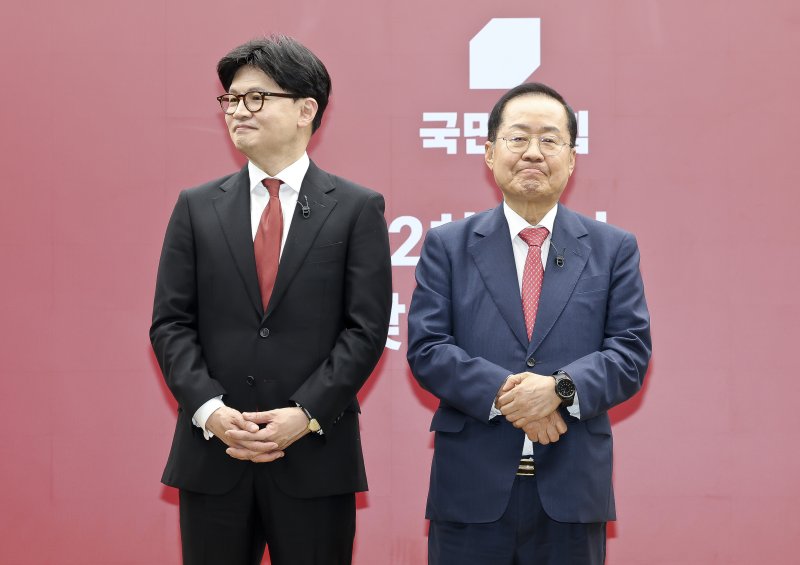 [서울=뉴시스] 국회사진기자단 = 한동훈(왼쪽), 홍준표 제21대 대통령 선거 국민의힘 경선 후보가 23일 오후 서울 여의도 국민의힘 중앙당사에서 열린 2차 경선바카라사이트 검증회 미디어데이에서 맞수바카라사이트 검증 상대로 결정된 뒤 기념촬영하고 있다. 2025.04.23. photo@newsis.com