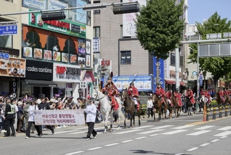 지난해 축제 당시 이순신 장군 출정식 모습 (출처=연합뉴스)