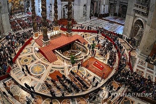 교황 시신 놓인 성 베드로 대성당 (출처=연합뉴스)