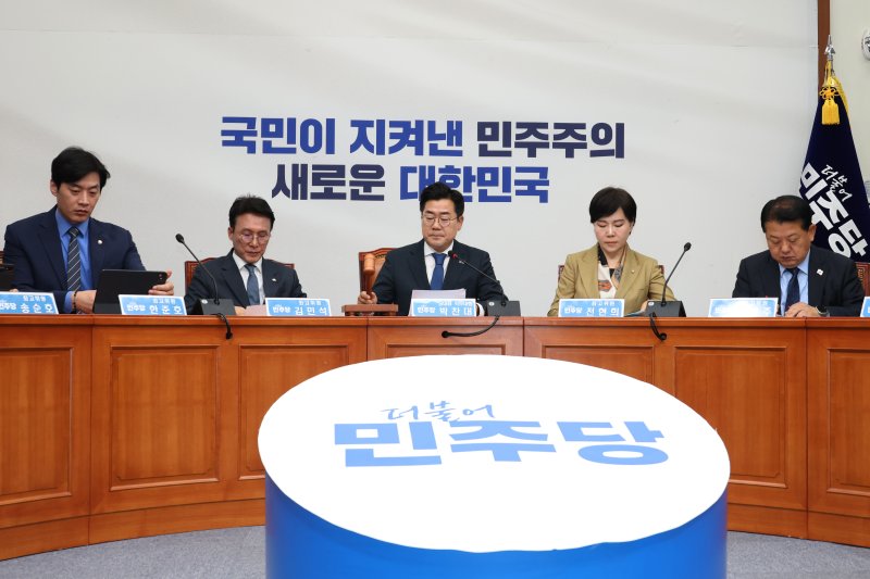박찬대 더불어바카라사이트 안내당 대표 직무대행 겸 원내대표가 25일 오전 서울 여의도 국회에서 열린 최고위원회의를 주재하고 있다. 2025.4.25/뉴스1 ⓒ News1 이광호 기자