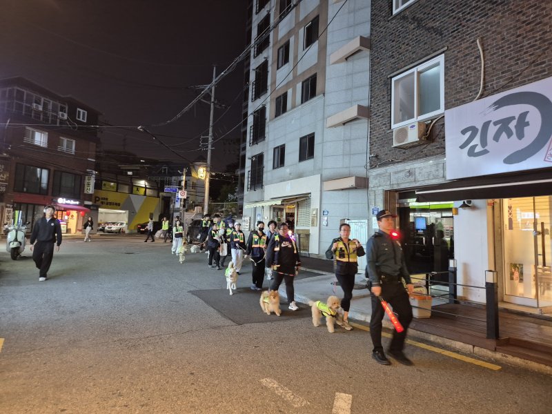 서울 서대문경찰서가 24일 저녁 자율방범대, 서울 반려견순찰대와 함께 합동 순찰을 진행하고 있다. (서대문경찰서 제공)