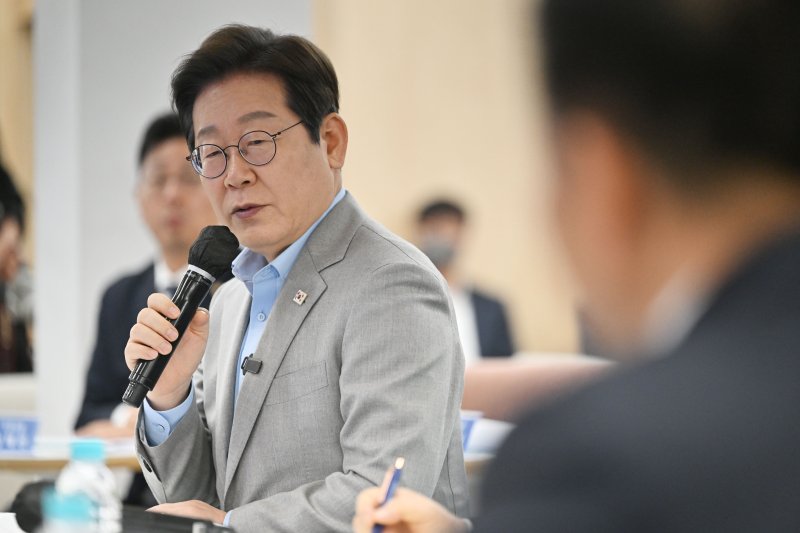 [나주=뉴시스] 이영주 기자 = 이재명 더불어민주당 대선 경선 후보가 25일 오전 전남 나주시 전남농업기술원에서 열리는 '미래농업 전초기지 호남' 농업과학기술 진흥 간담회에 참여해 인사말하고 있다. 2025.04.25. leeyj2578@newsis.com <저작권자ⓒ 공감언론 뉴시스통신사. 무단전재-재배포 금지.> /사진=뉴시스화상