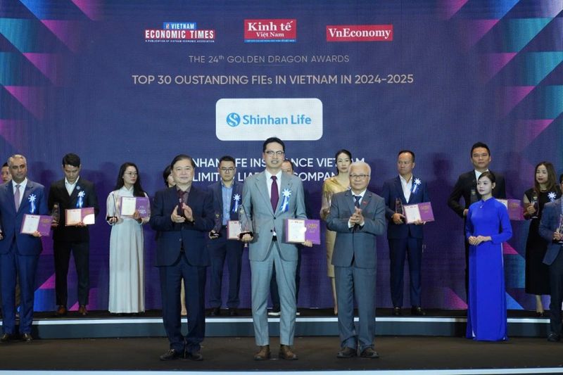 신한라이프 베트남 배승준 법인장(가운데)이 2025년 금융상에서 'FDI 톱 30'를 수상한 후 관계자들과 기념 사진을 찍고 있다. 신한라이프 베트남 제공
