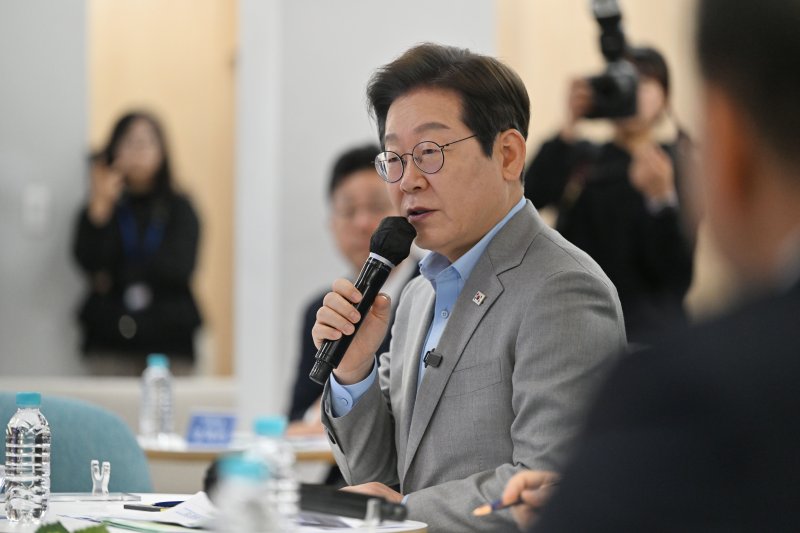 [나주=뉴시스] 이영주 기자 = 이재명 더불어민주당 대선 경선 후보가 25일 오전 전남 나주시 전남농업기술원에서 열리는 '미래농업 전초기지 호남' 농업과학기술 진흥 간담회에 참여해 인사말하고 있다. 2025.04.25. leeyj2578@newsis.com
