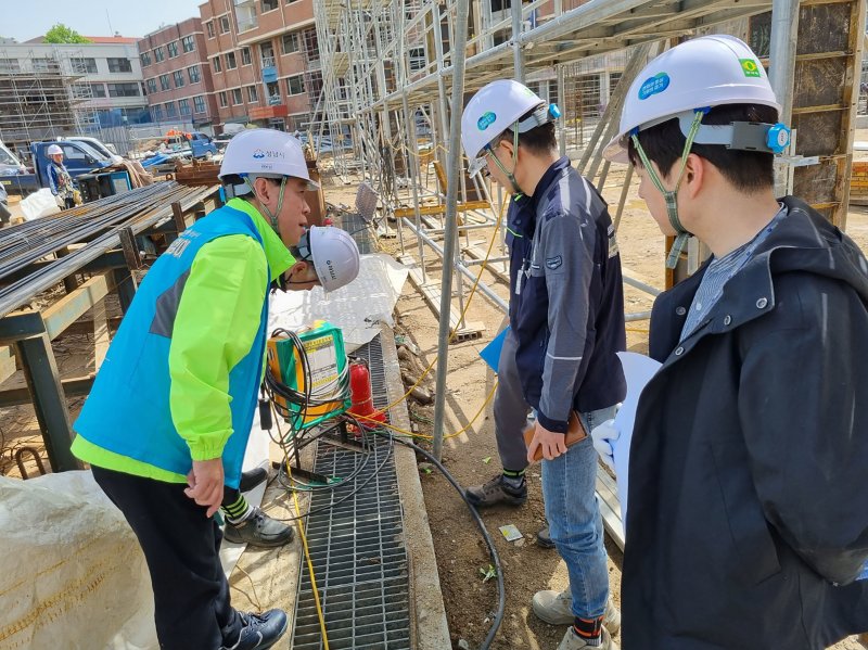 [성남=뉴시스] 성남시 바카라 카드카운팅가 소규모 건설사업장을 대상으로 현장 지도점검을 실시하고 있다 (사진=성남시 제공) 2025.04.25. photo@newsis.com