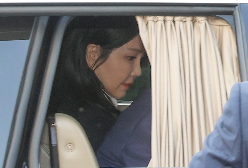 [바카라 게임=뉴시스] 황준선 기자 = 윤석열 전 대통령의 부인인 김건희 여사가 11일 오후 바카라 게임 용산구 한남동 대통령 관저를 떠나고 있다. (공동취재) 2025.04.11. photo@newsis.com