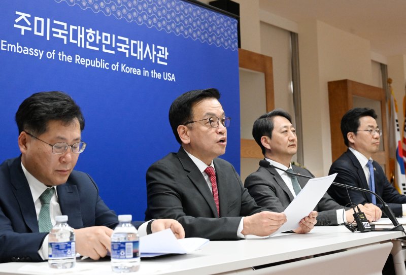 최상목 부총리 겸 기획재정부 장관이 안덕근 산업통상자원부 장관과 함께 24일(현지시간) 미국 워싱턴D.C. 주미대사관에서 한·미 2+2 통상협의(Trade Consultation) 관련 합동브리핑을 하고 있다. (기획재정부 제공. 재판매 및 DB 금지) 2025.4.25/뉴스1 ⓒ News1 김명섭 기자