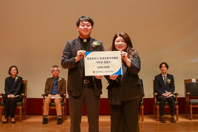 [대전=뉴시스] 온라인 바카라사이트 추천복지학과 최윤정 학과장(오른쪽)이 대전시온라인 바카라사이트 추천협의회 서용원 부회장에게 기부금을 전달하고 기념촬영한 모습. (사진=목원대학교) *재판매 및 DB 금지