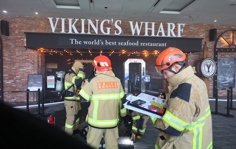 강남 코엑스 식당서 화재...소방, 진압작업 중